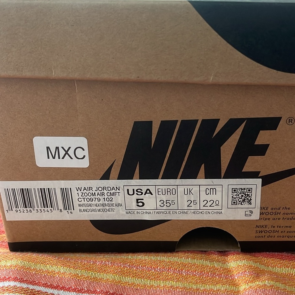 Brand new women air jordans size 5 in box - Picture 3 of 4